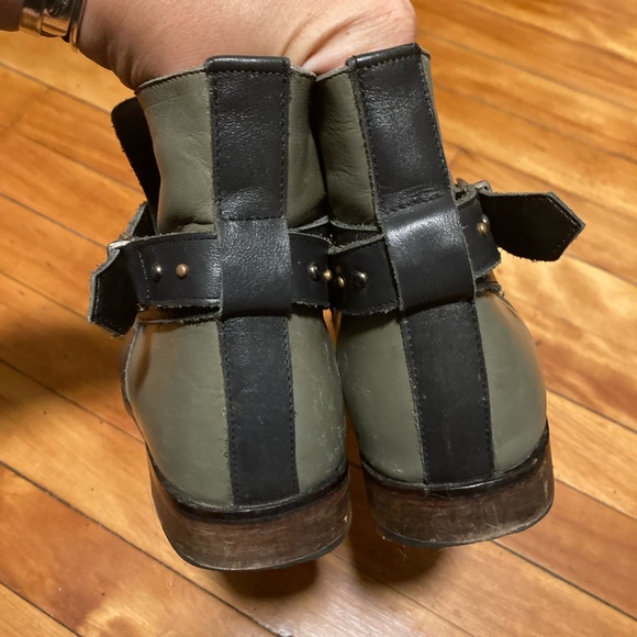 Bolero style two tone booties - Picture 2 of 8